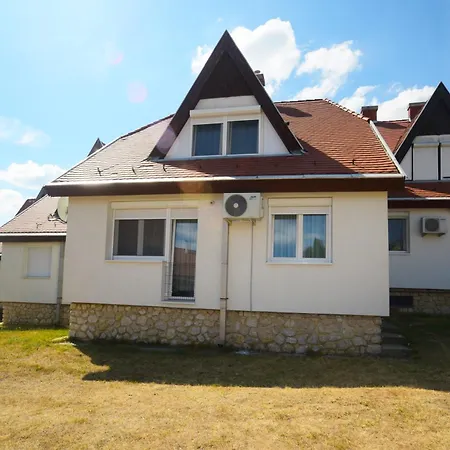 Apartment Vadrozsa Sümeg